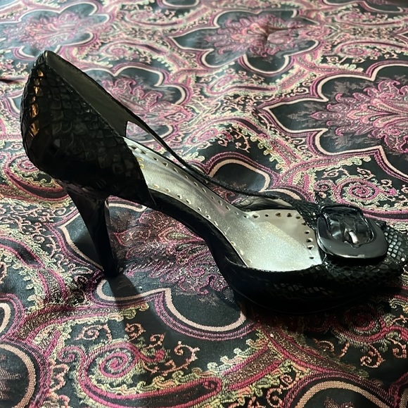 BCBG Peep Toe Pumps. Size 8.5! Color black. Leather upper! 4 inch heel! - Picture 6 of 11